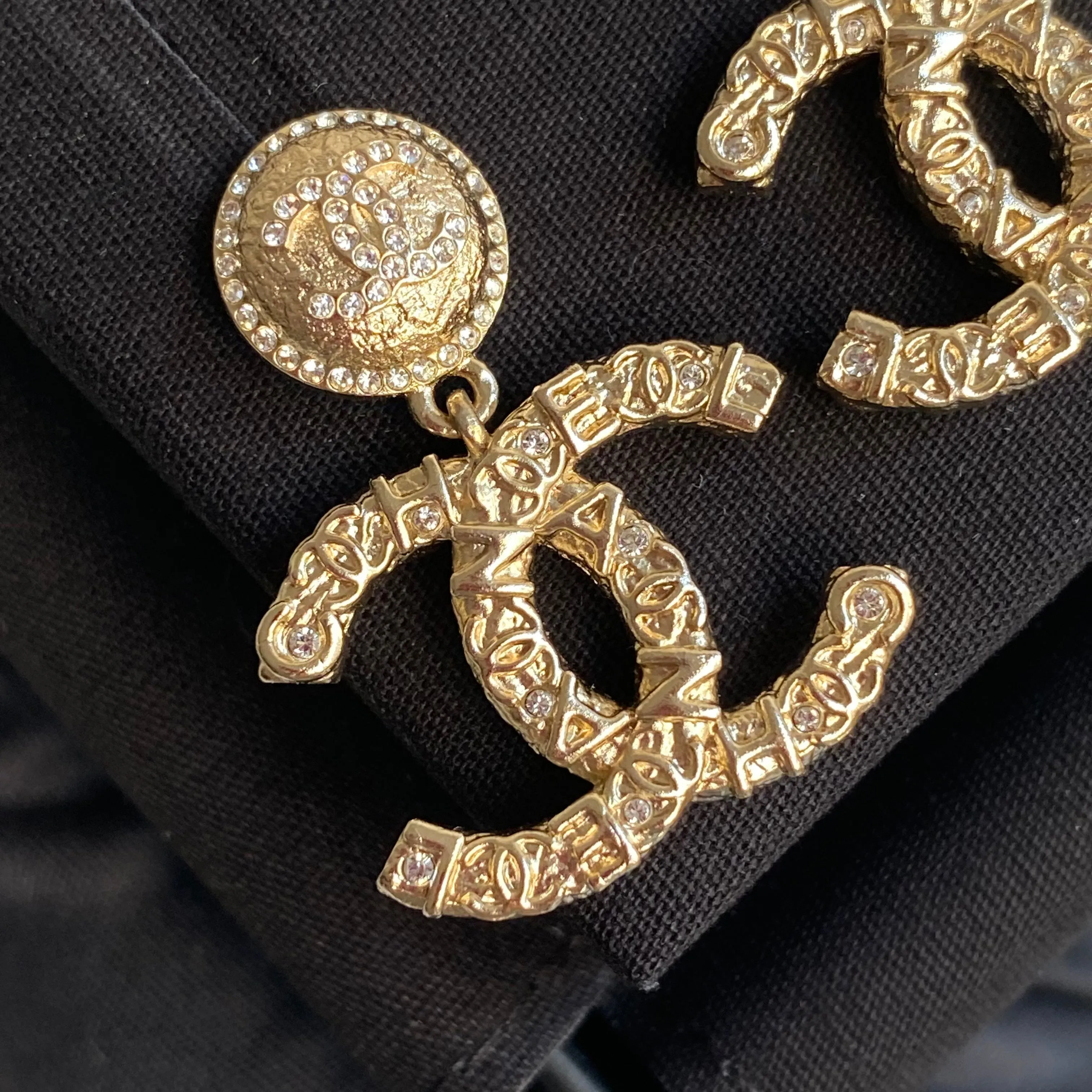 20P CHANEL Embossed CC Logo Crystal Dangle Earrings