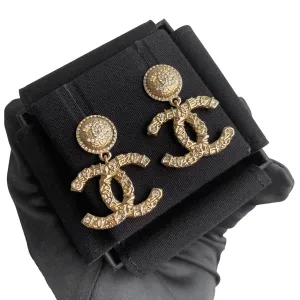 20P CHANEL Embossed CC Logo Crystal Dangle Earrings