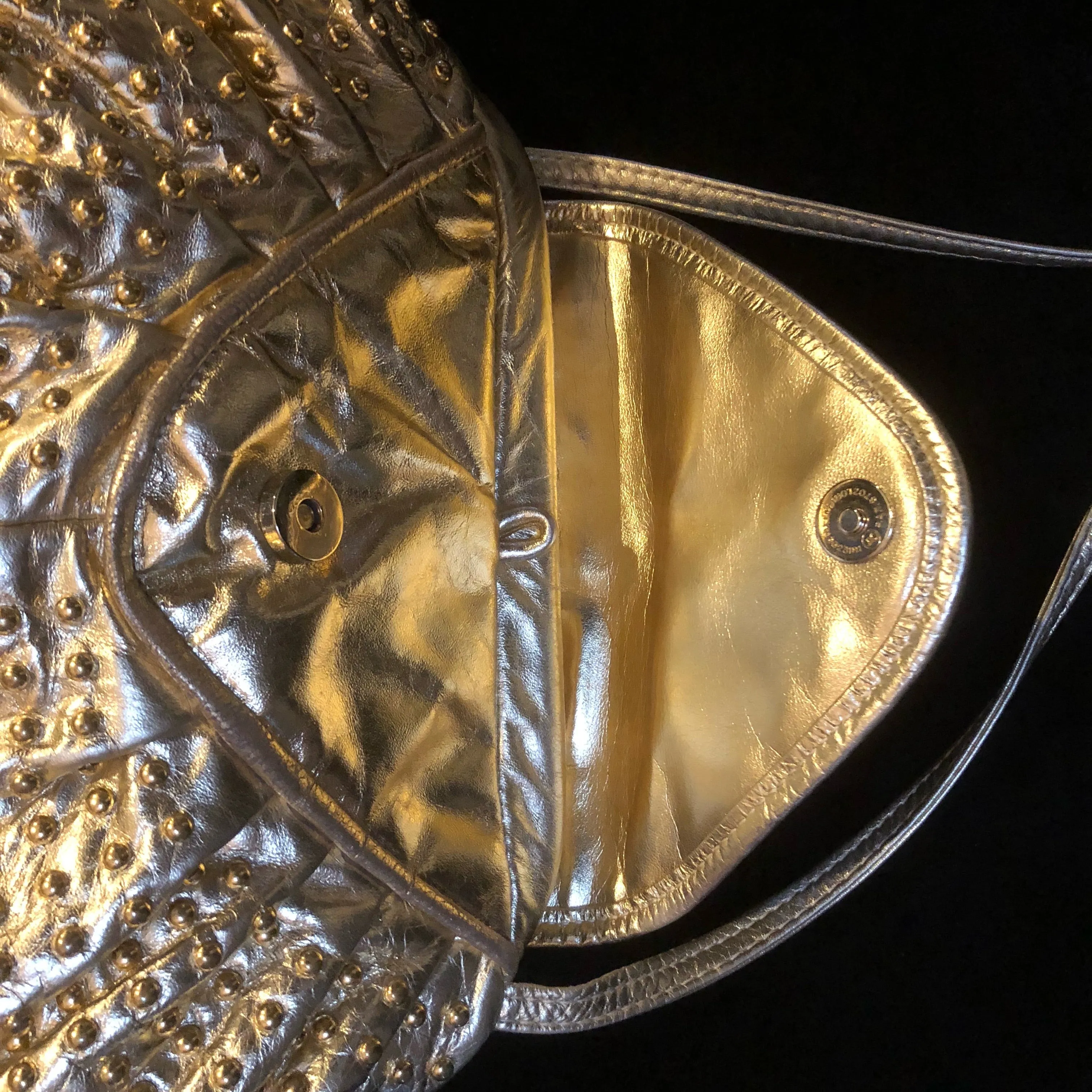 A STYLISH 1980s GOLD LEATHER STUDDED BAG