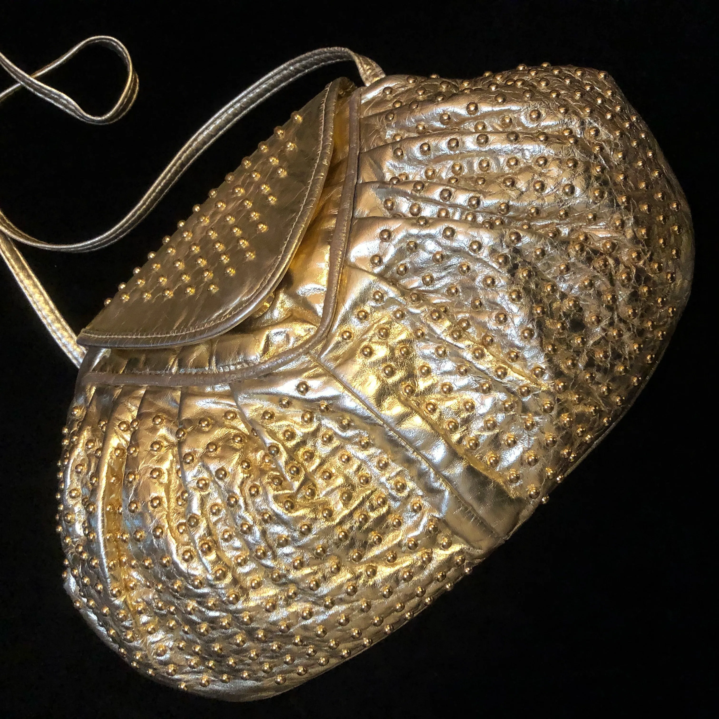 A STYLISH 1980s GOLD LEATHER STUDDED BAG