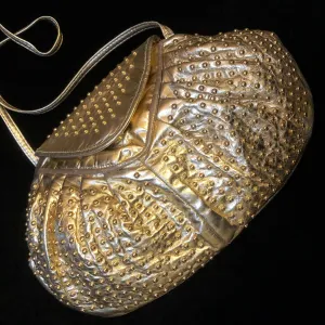 A STYLISH 1980s GOLD LEATHER STUDDED BAG