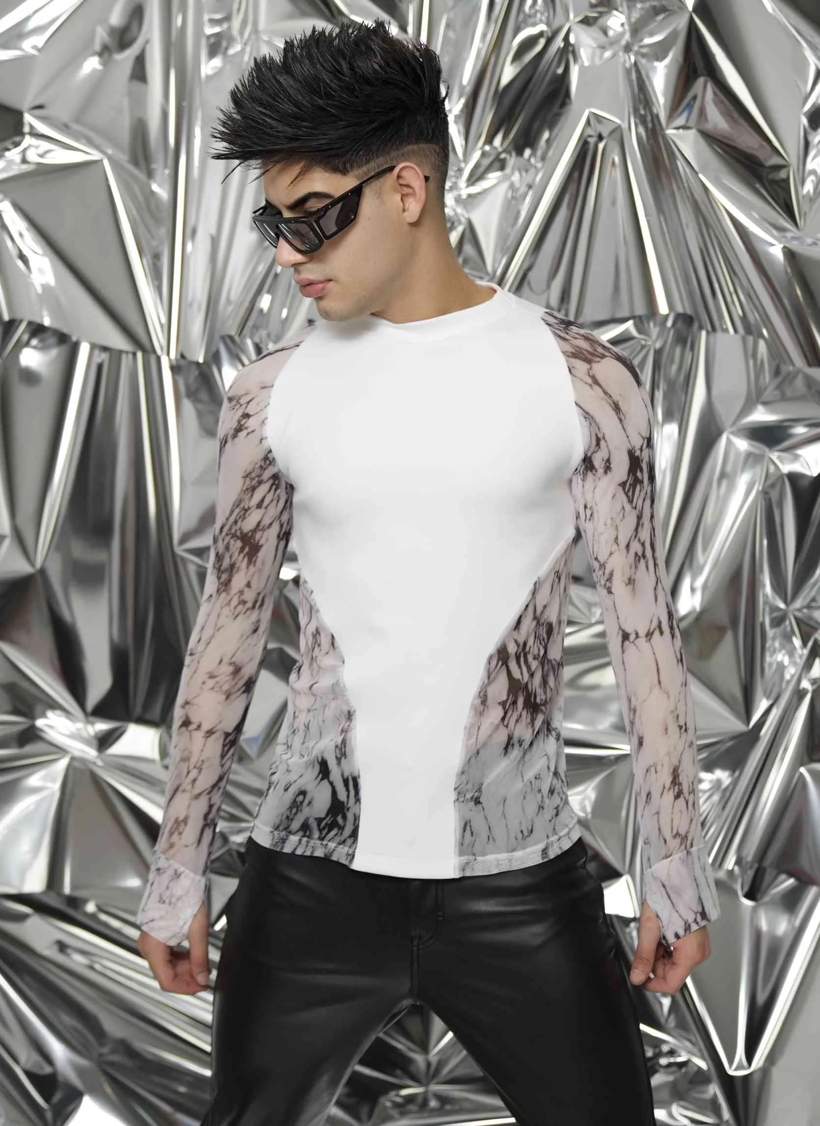 Alien Arriving with Long Sleeves