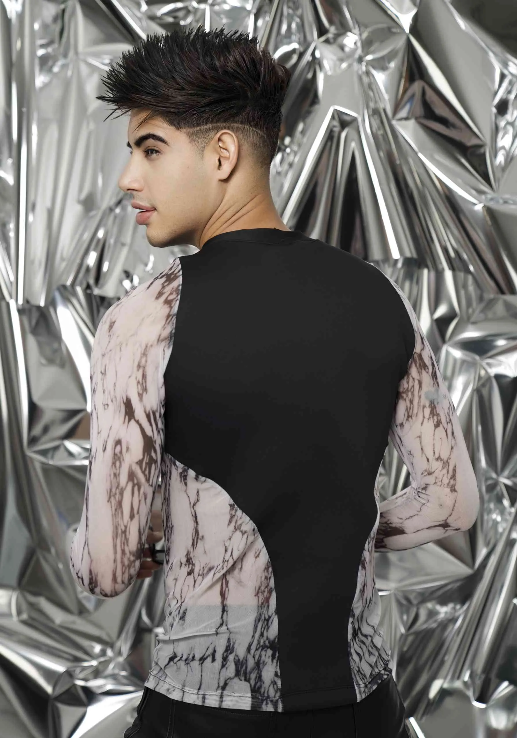 Alien Arriving with Long Sleeves