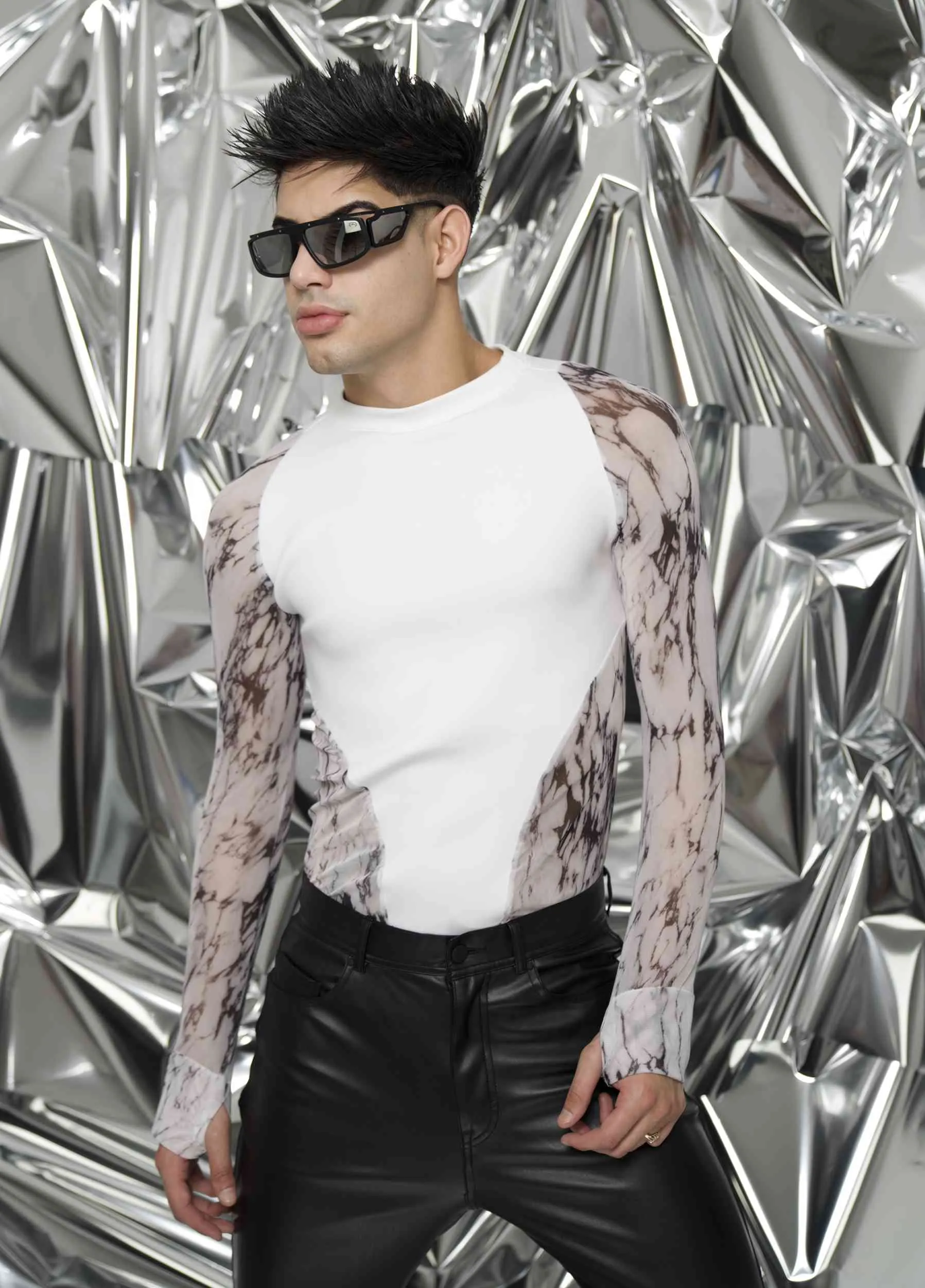 Alien Arriving with Long Sleeves