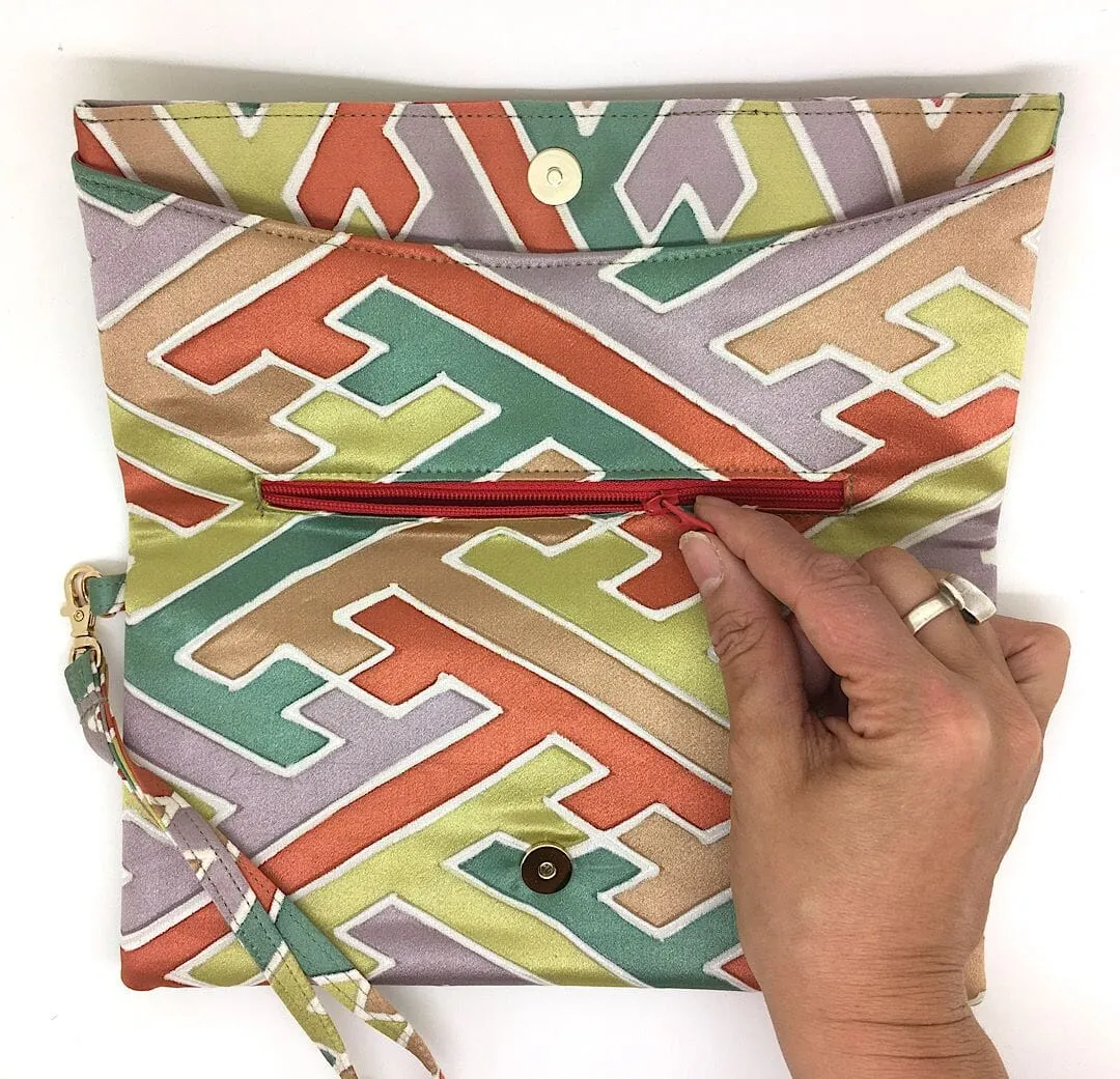 Kuukou Folding Wristlet Clutch 5429G