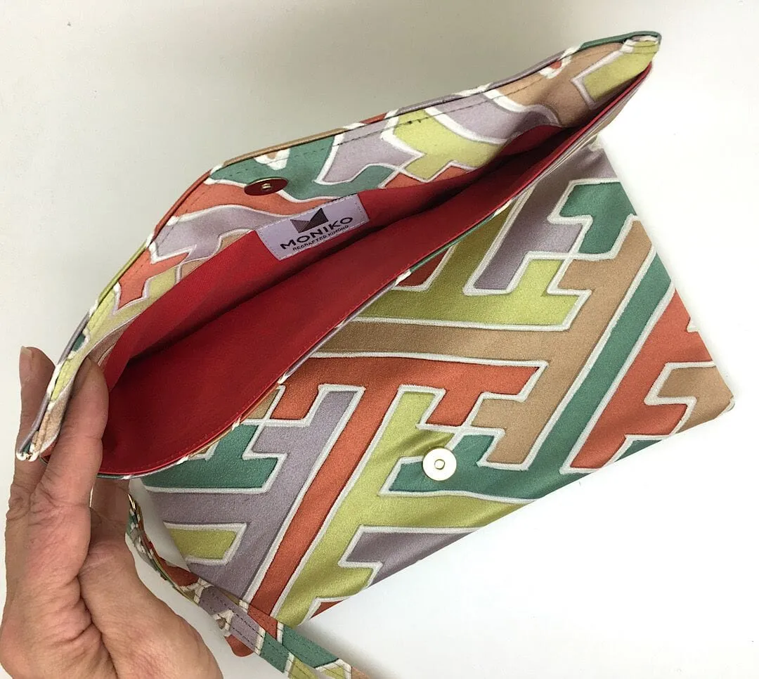 Kuukou Folding Wristlet Clutch 5429G
