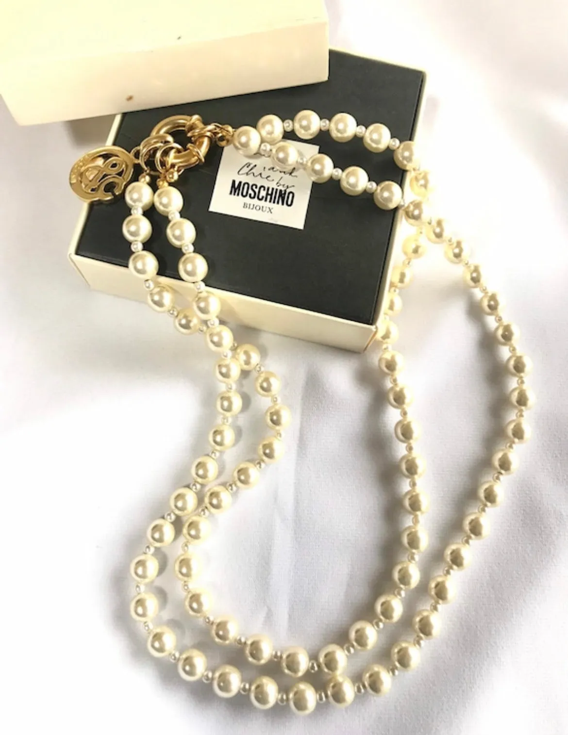 MINT. Vintage Moschino, Cheap and Chic Bijoux, double layer faux pearl necklace with golden logo charm. Rare and unique jewelry.0404042
