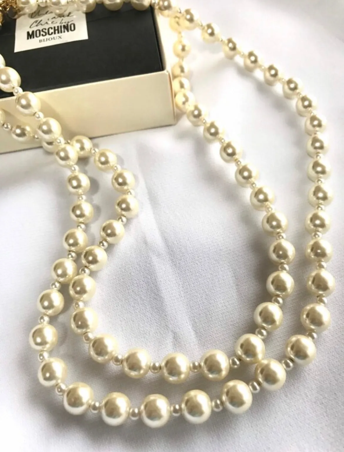 MINT. Vintage Moschino, Cheap and Chic Bijoux, double layer faux pearl necklace with golden logo charm. Rare and unique jewelry.0404042