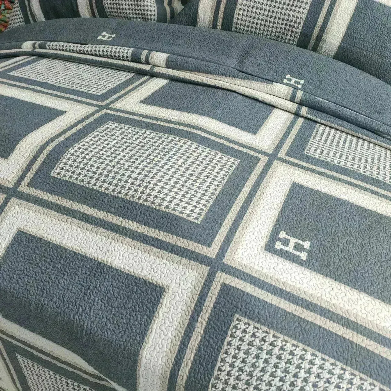 Quilted houndstooth Reversible Coverlet Set