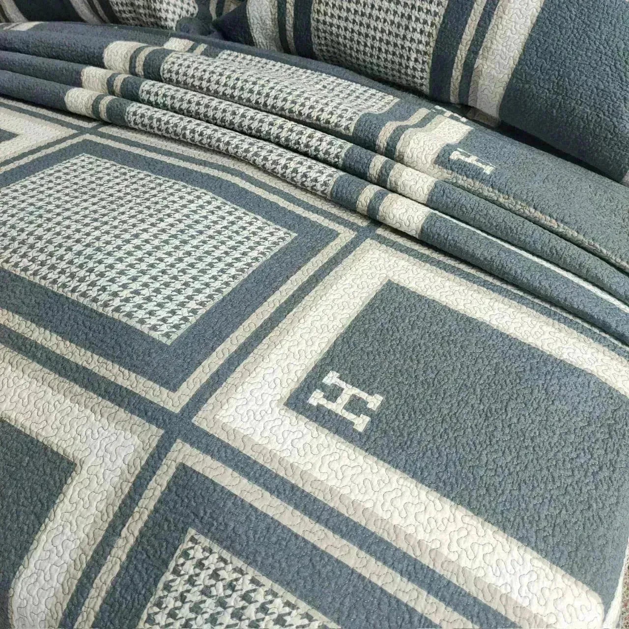 Quilted houndstooth Reversible Coverlet Set