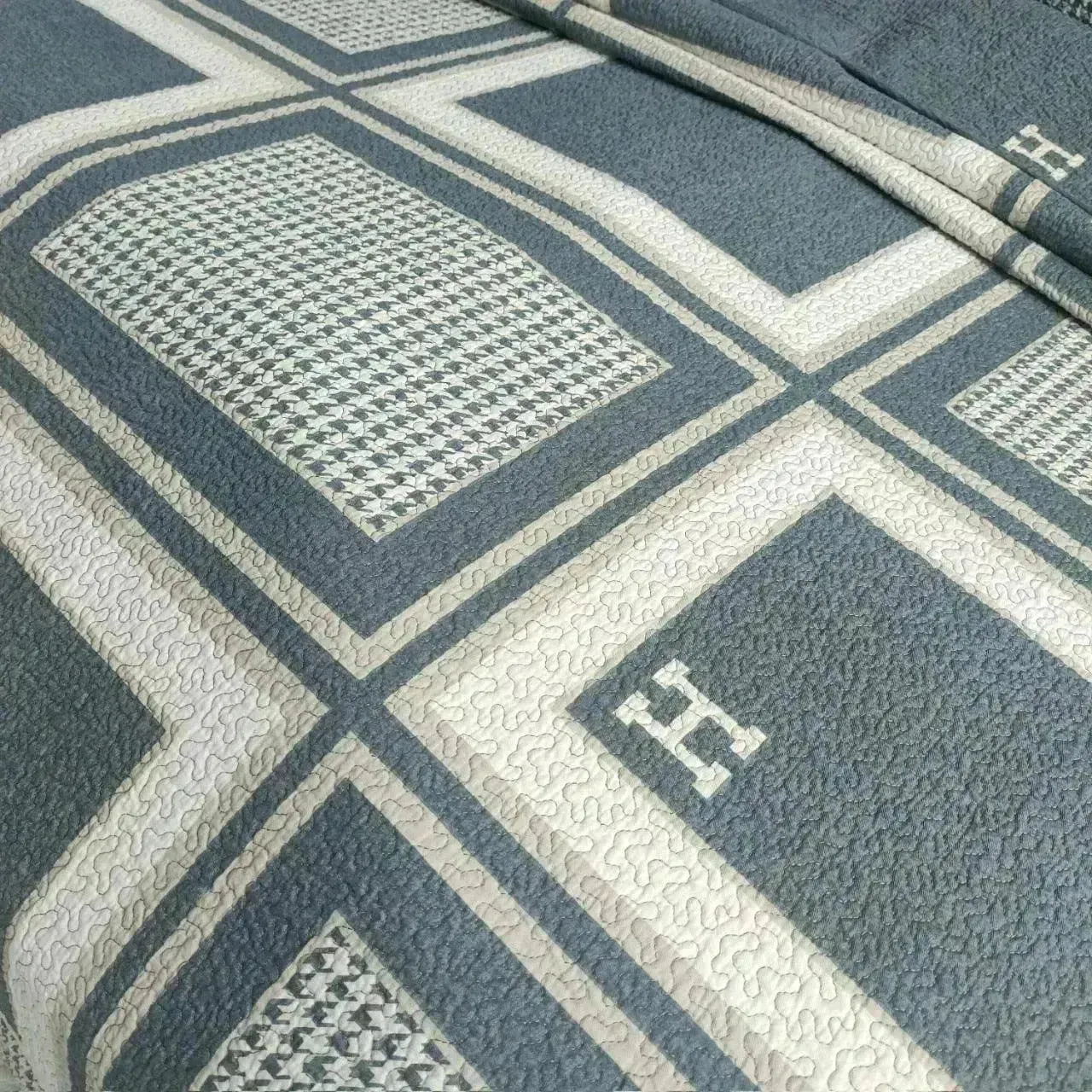 Quilted houndstooth Reversible Coverlet Set