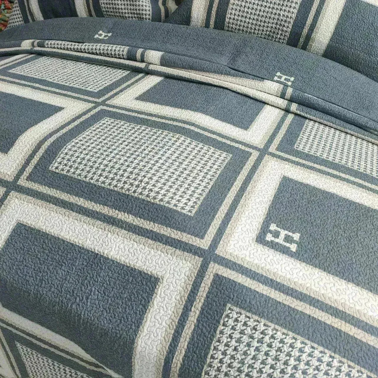 Quilted houndstooth Reversible Coverlet Set