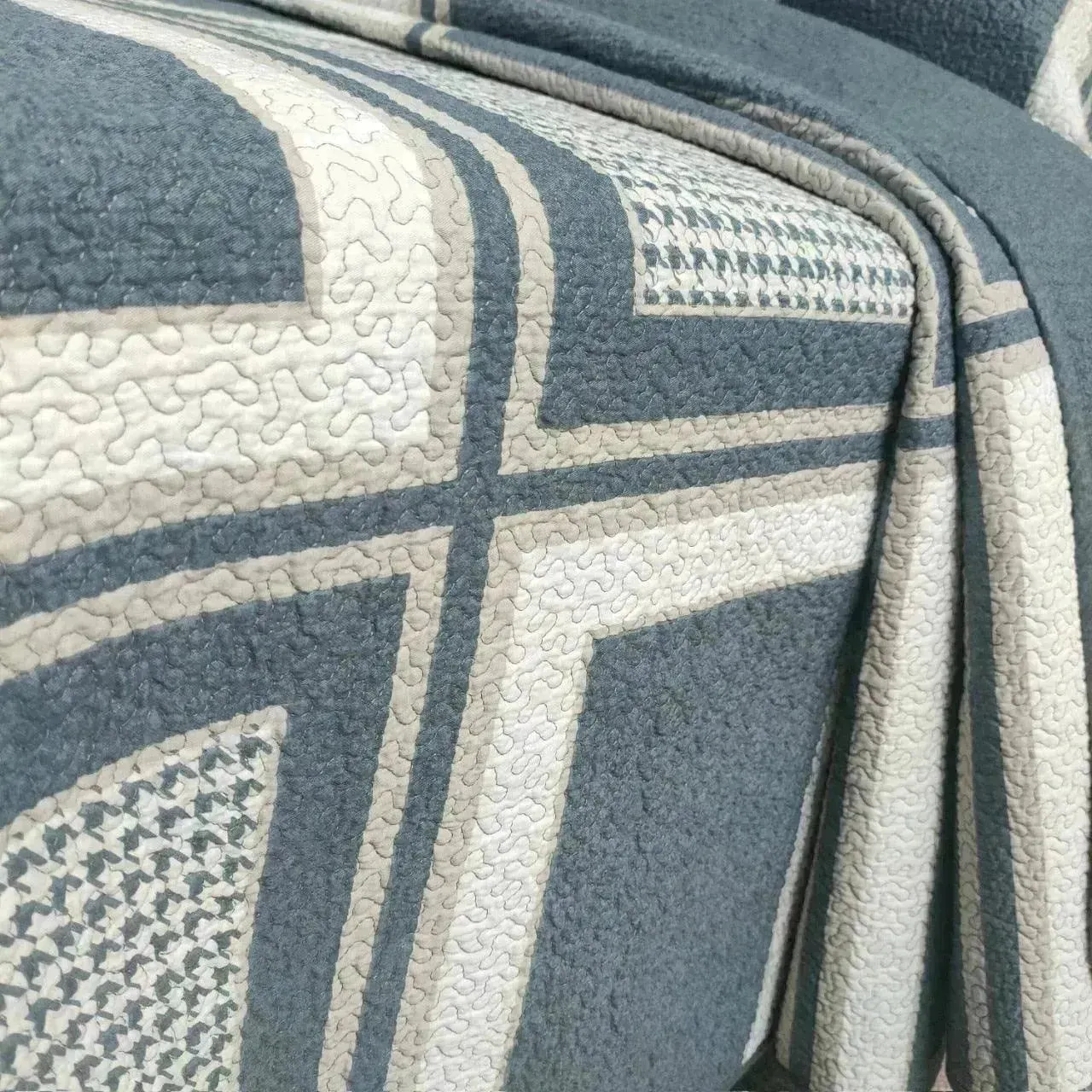 Quilted houndstooth Reversible Coverlet Set