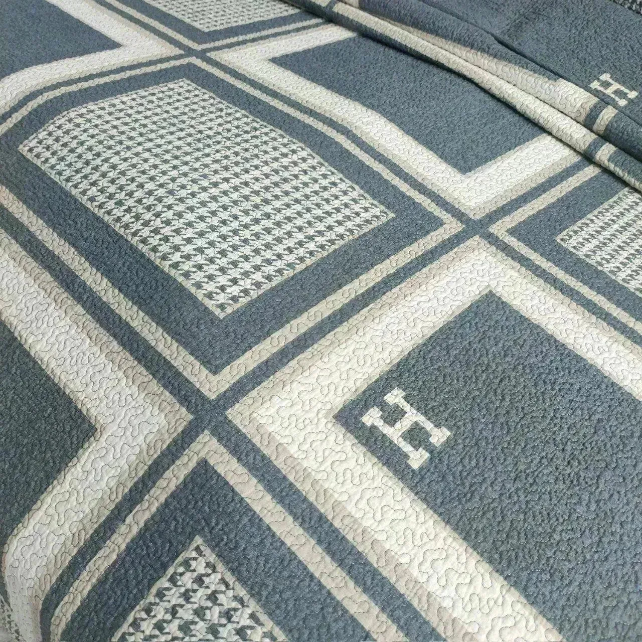 Quilted houndstooth Reversible Coverlet Set
