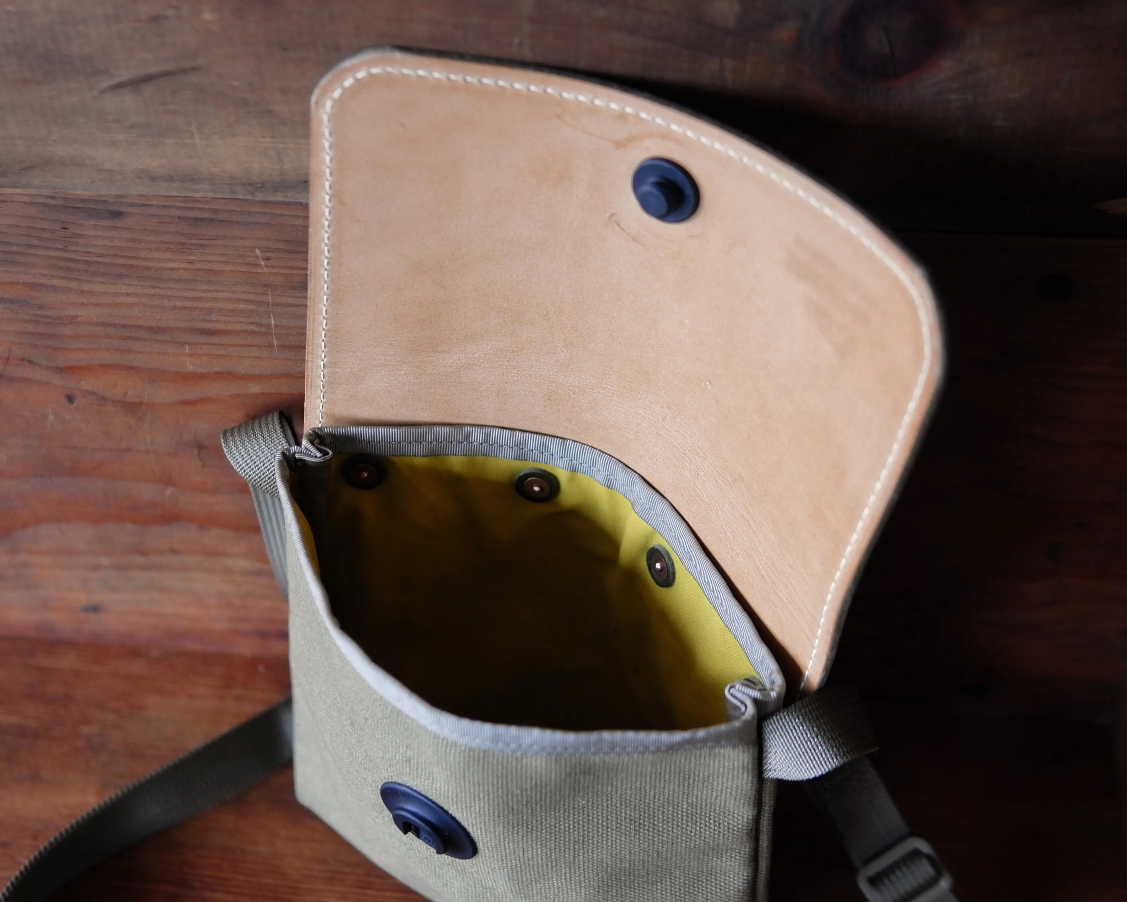 Sacoche with Leather Stitching